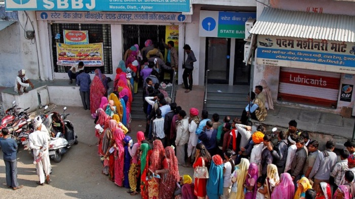 More than a dozen die in crushing queues as India scraps banknotes